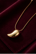 Chic Curved Leaf Pendant Necklace MN10