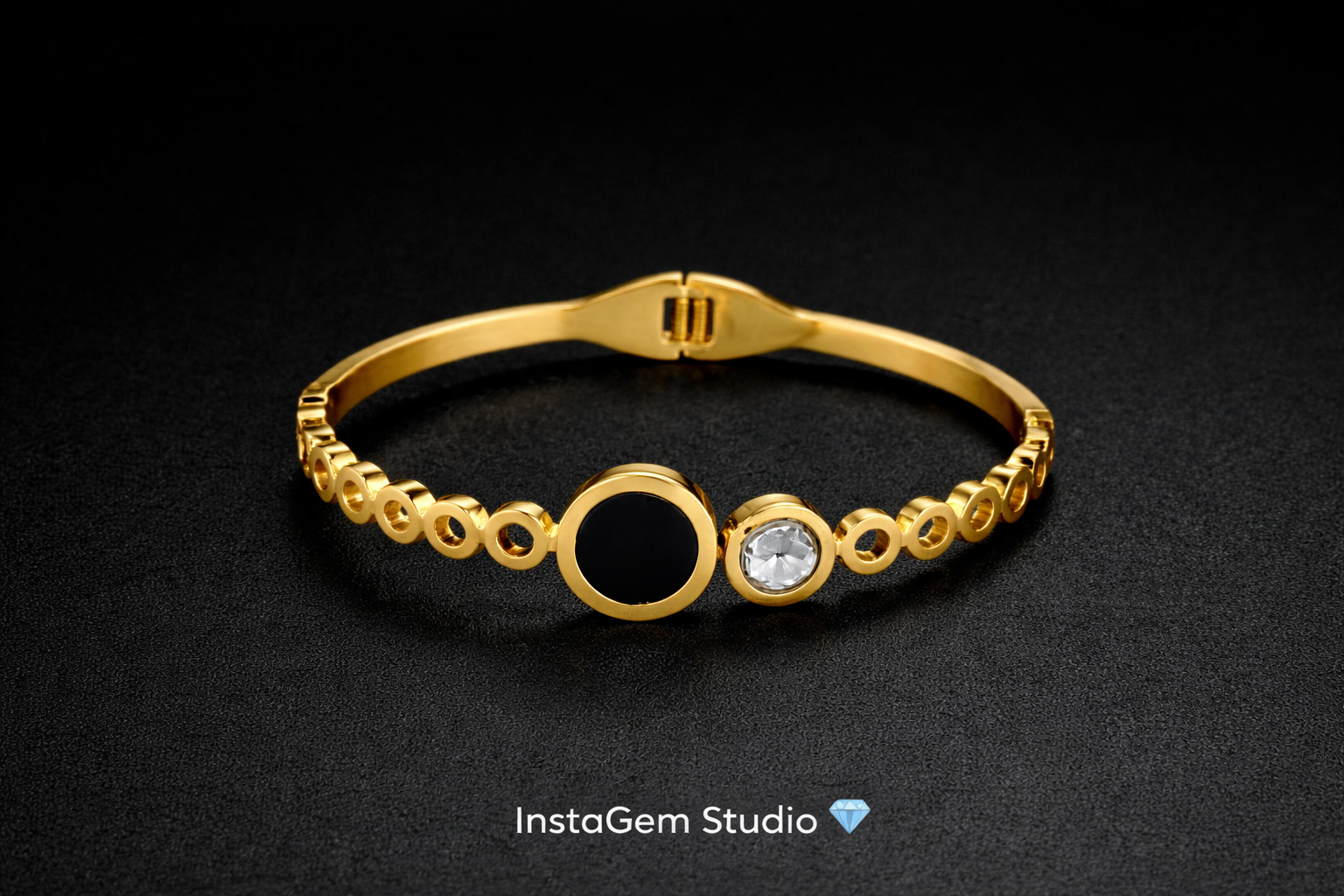 Elegant gold bracelet