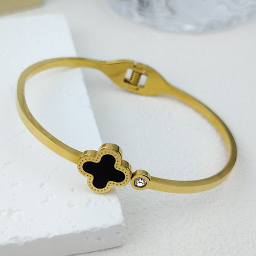 Elegant gold bangle with onyx clover